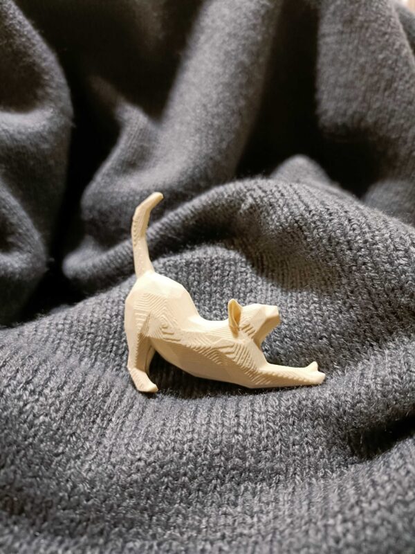 3D brošňa v tvare naťahujúcej sa mačky.