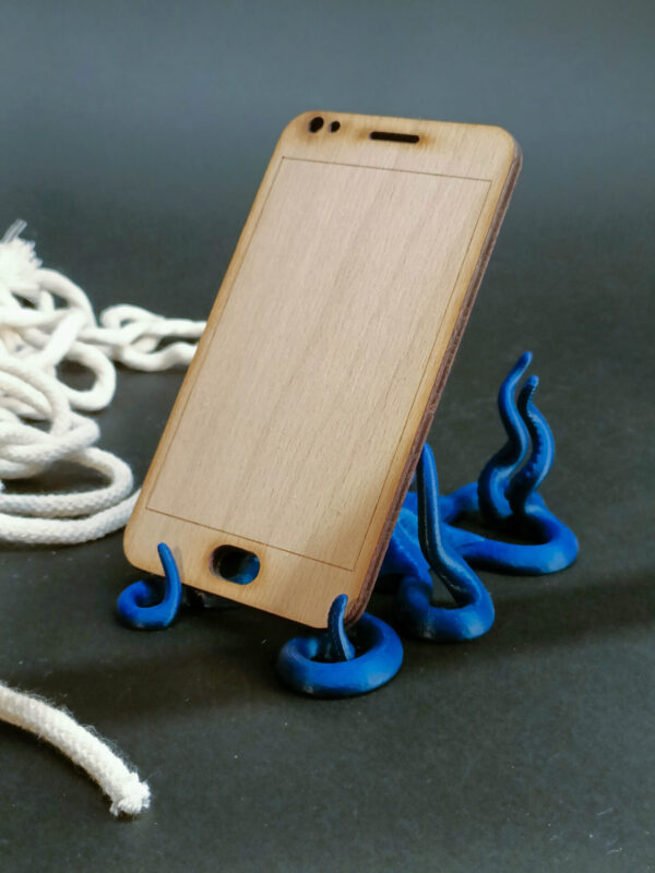 3D vytlačená postavička v tvare chobotnice, ktorá vám nielenže pridá štipku podmorskej zábavy a poteší vaše oči svojím detailným spracovaním, ale môže slúžiť aj ako praktický stojan na váš telefón.